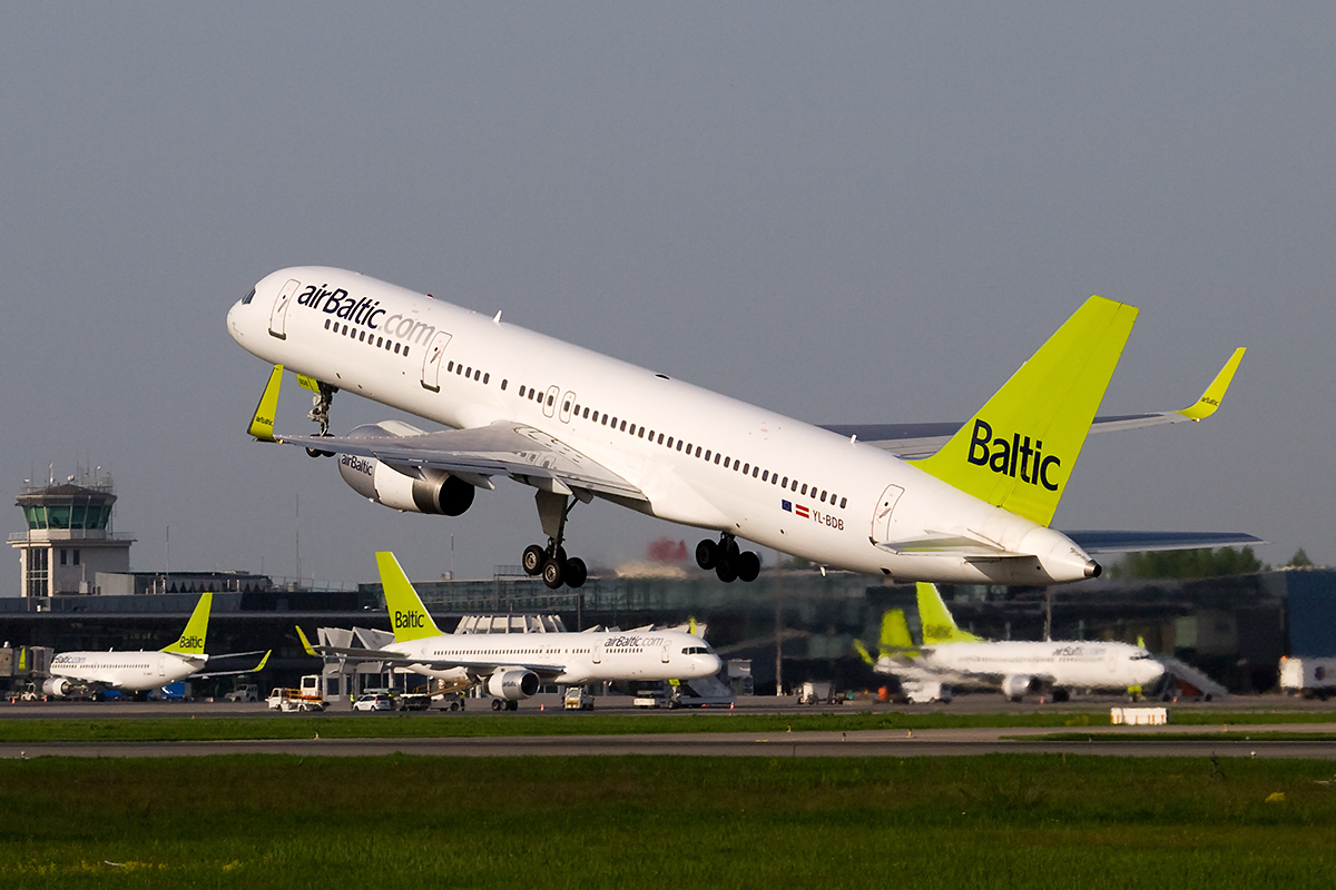 AirBaltic_Boeing_757-200_at_RIX.jpg