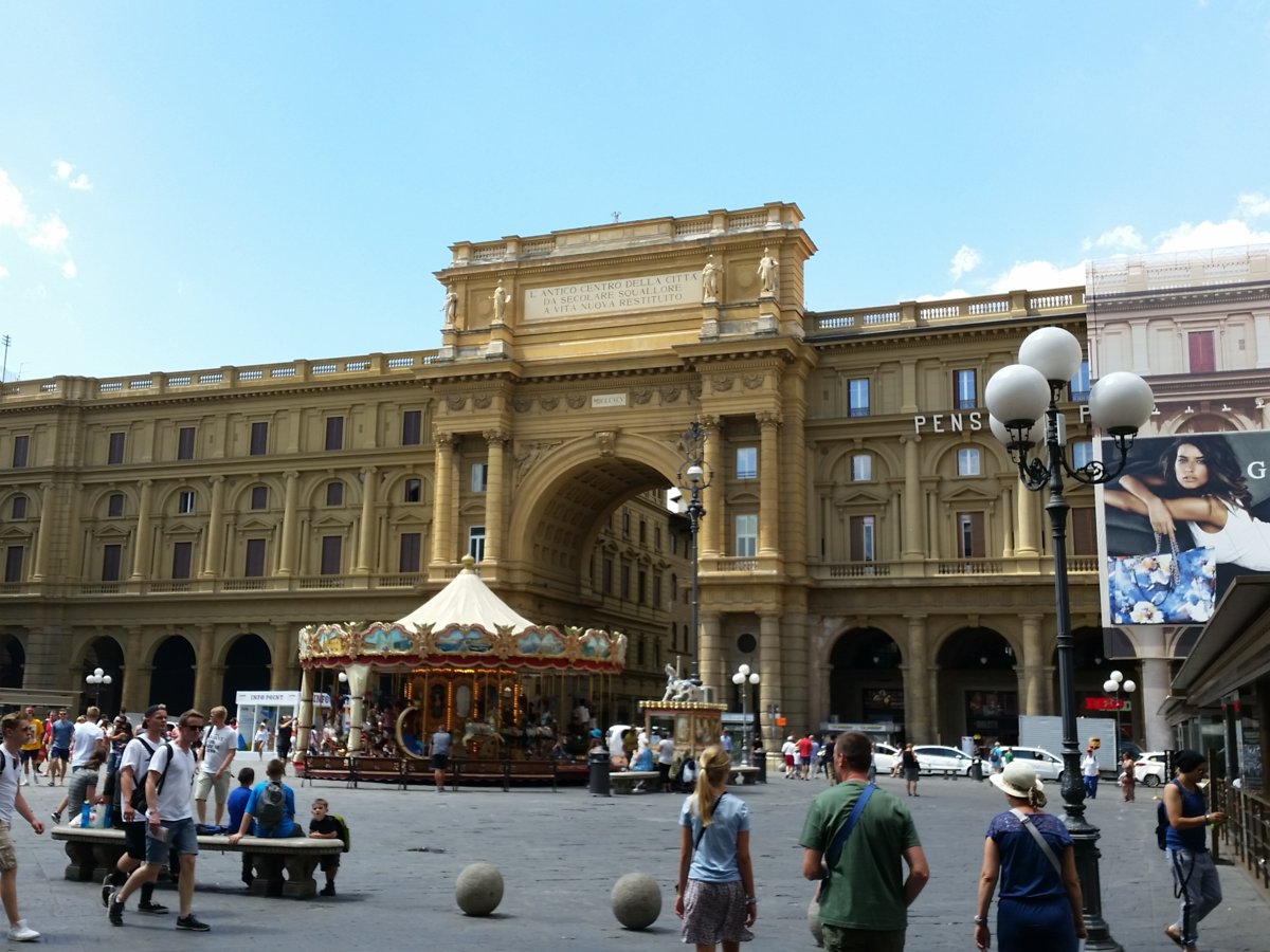 PIAZZA REPUBBLICA (2).jpg