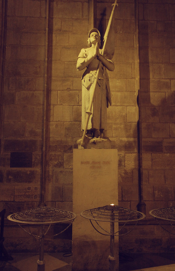 notre damme interior joan of arc.jpg