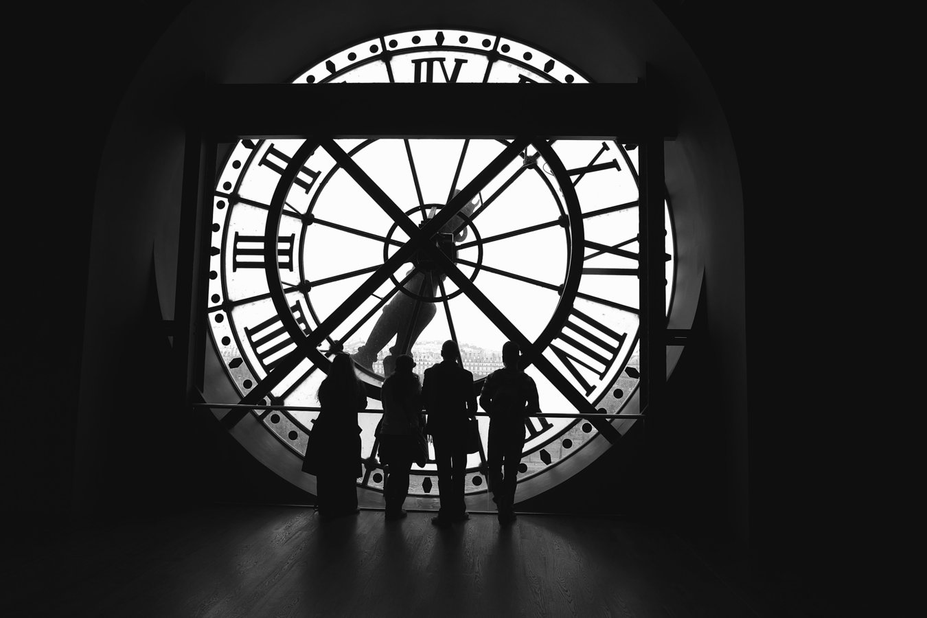 orsay interior big clock guys.jpg