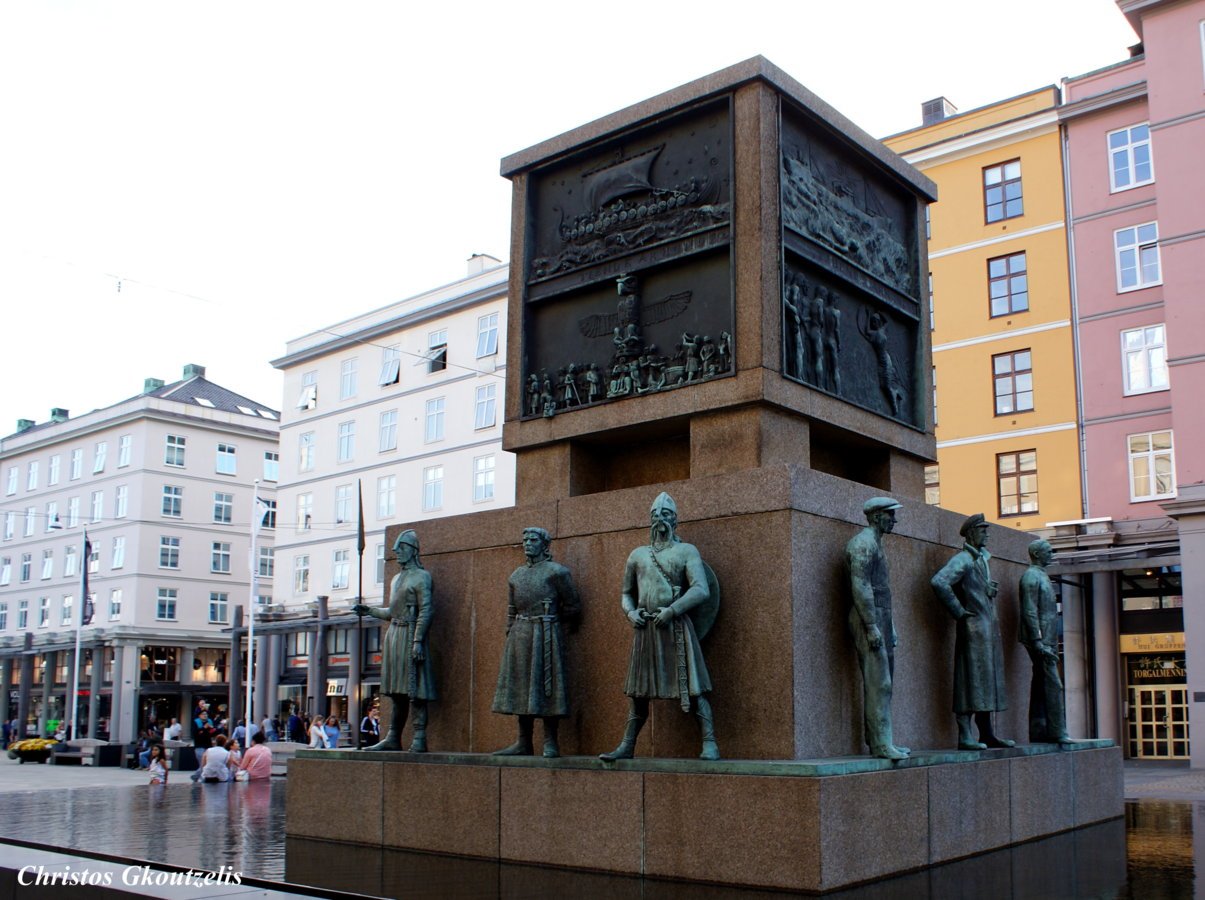 DSC05323a Sjøfartsmonumentet at Torgallmenningen Square.jpg