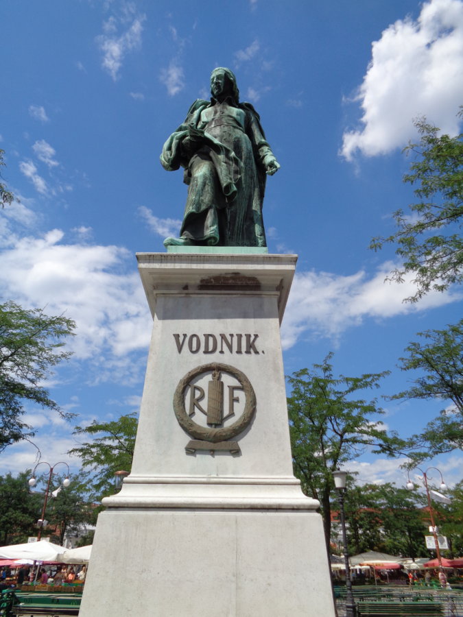 Το άγαλμα του Valentin Vodnik, ιερέα, ποιητή, και δημοσιογράφου.JPG