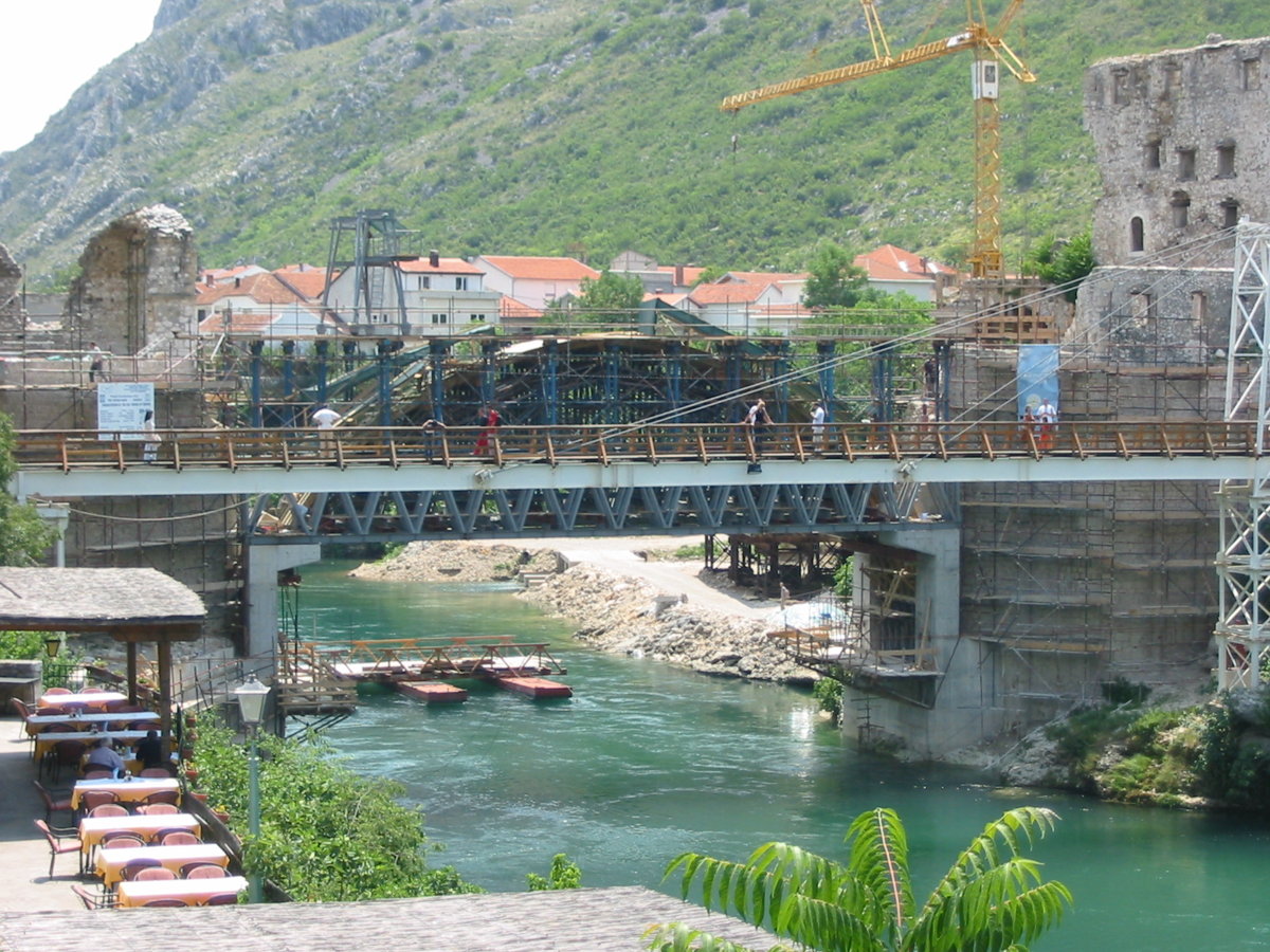 Bosnia,_Mostar,_old_bridge_2.JPG