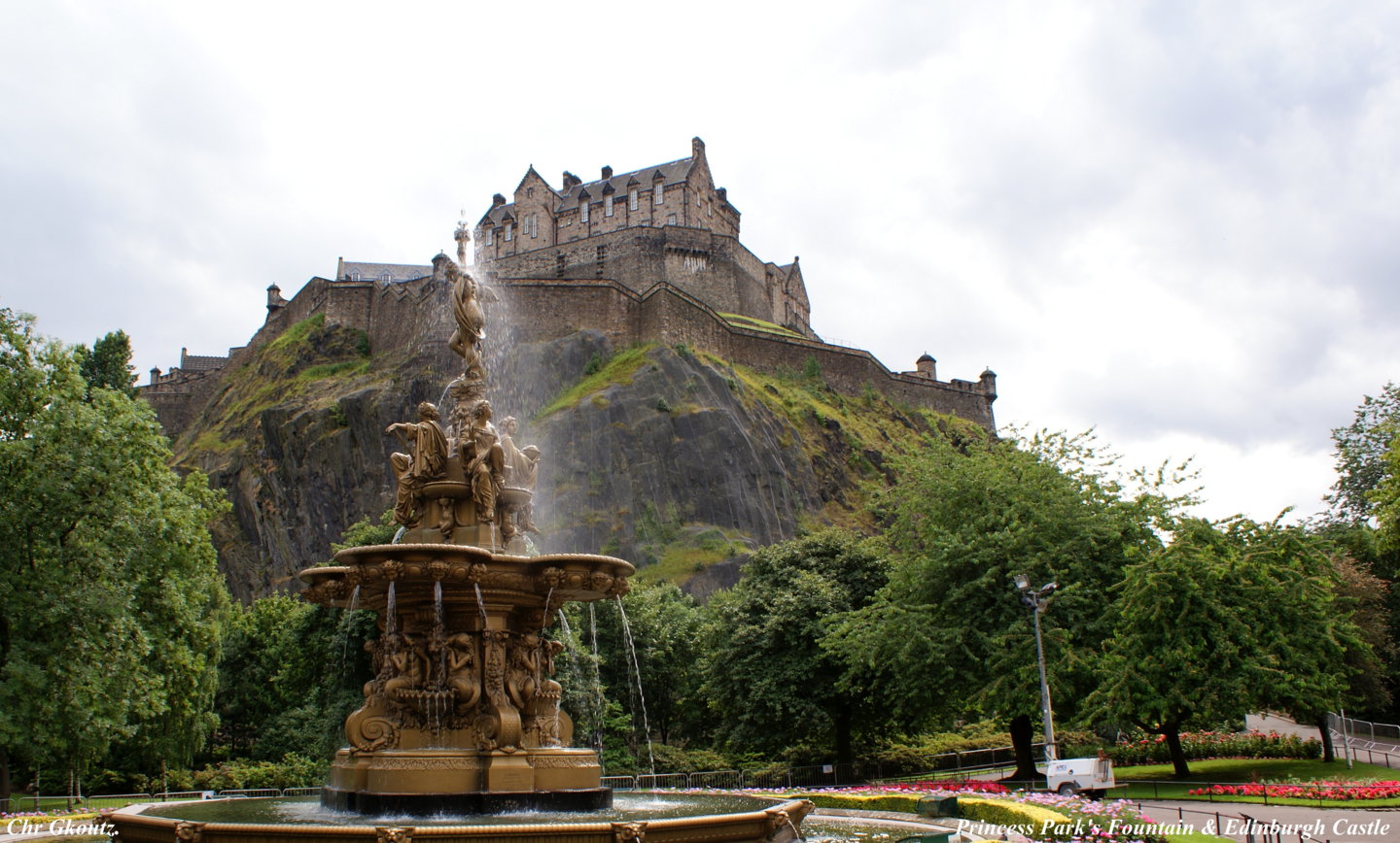 DSC02872 Park's Fountain & Edinburgh Castle.jpg