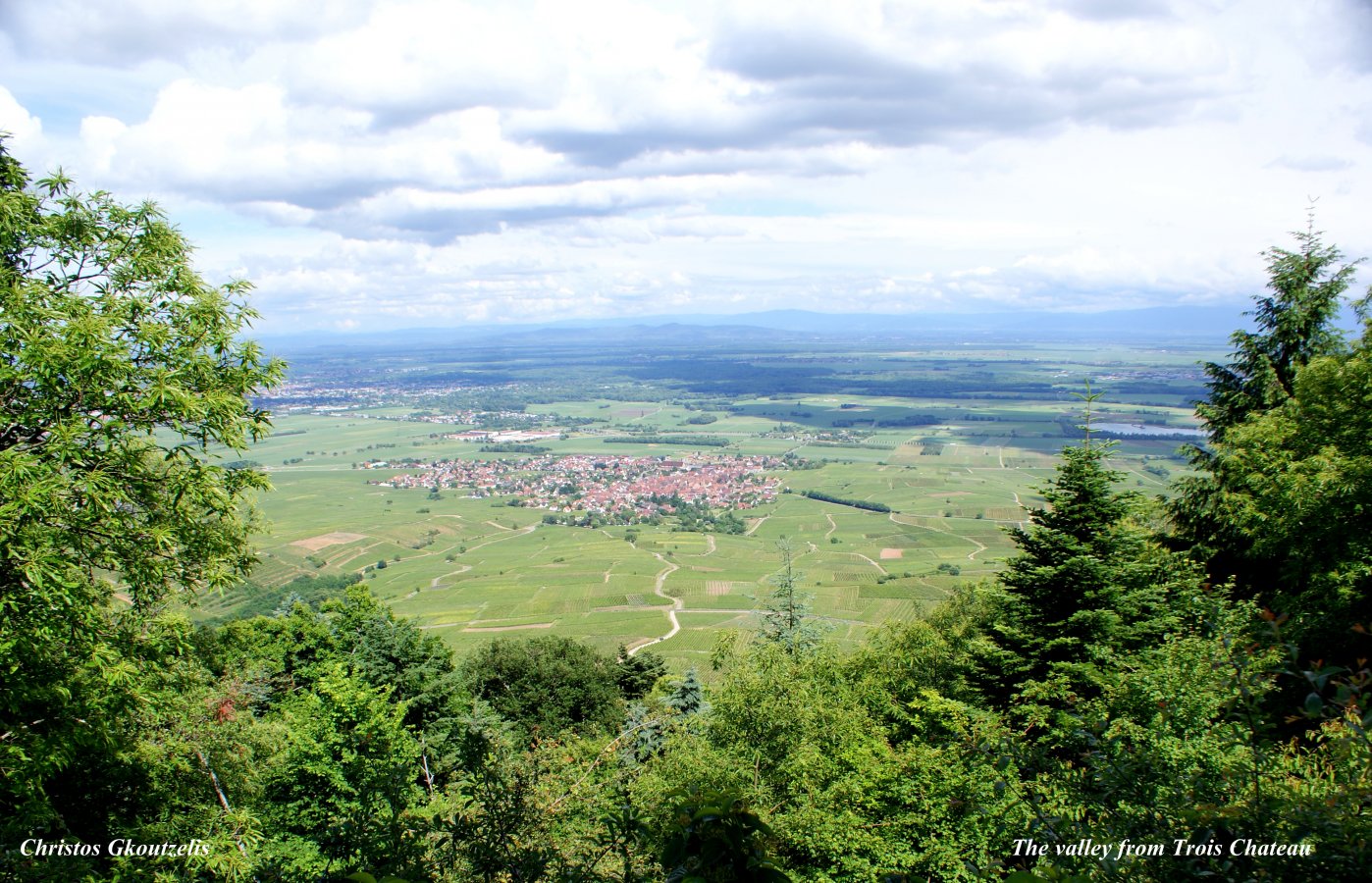 DSC06983 The valley from Trois Chateau.jpg