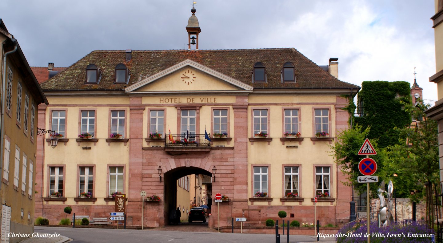 DSC0699 Riquewihr-Hotel de Ville,Town's Entrance.jpg