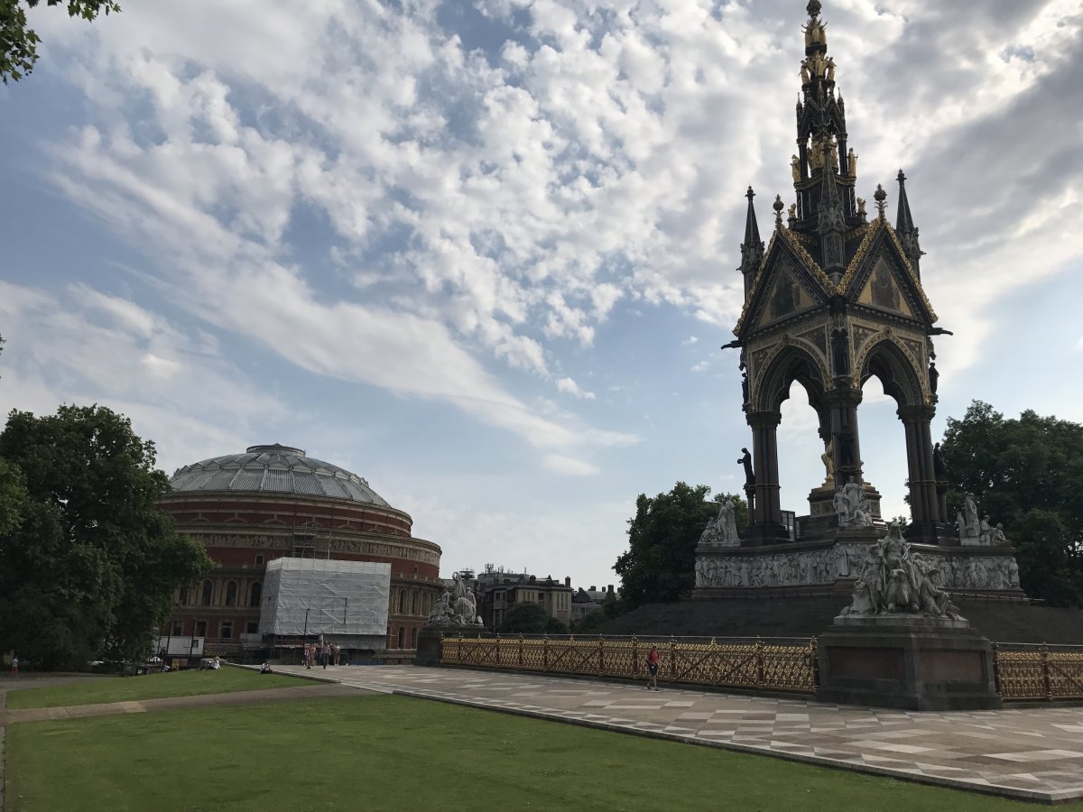 HYDE PARK - ALBERT'S MEMORIAL & ROYAL ALBERT HALL (2).JPG