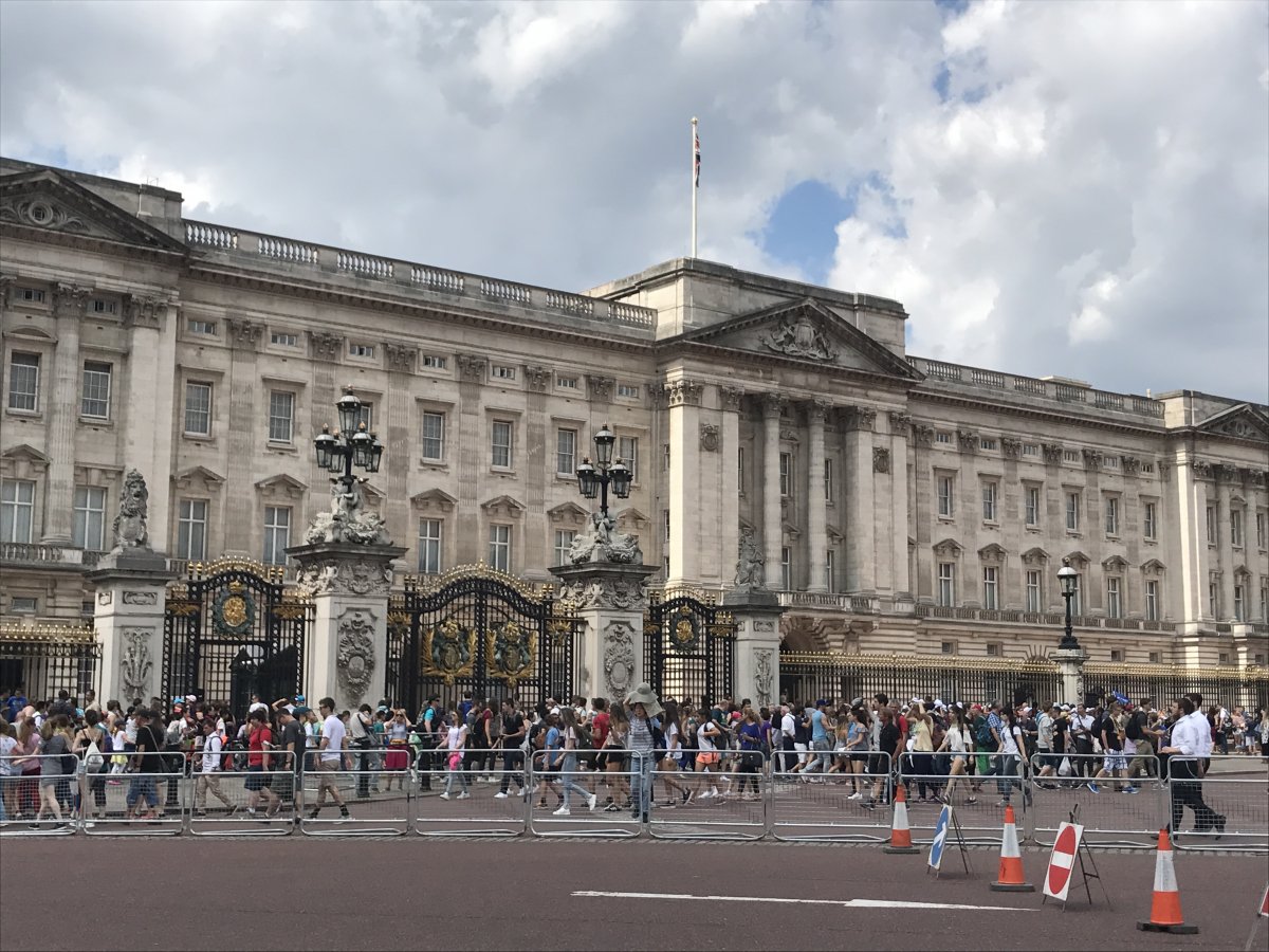 BUCKINGHAM PALACE (8).JPG