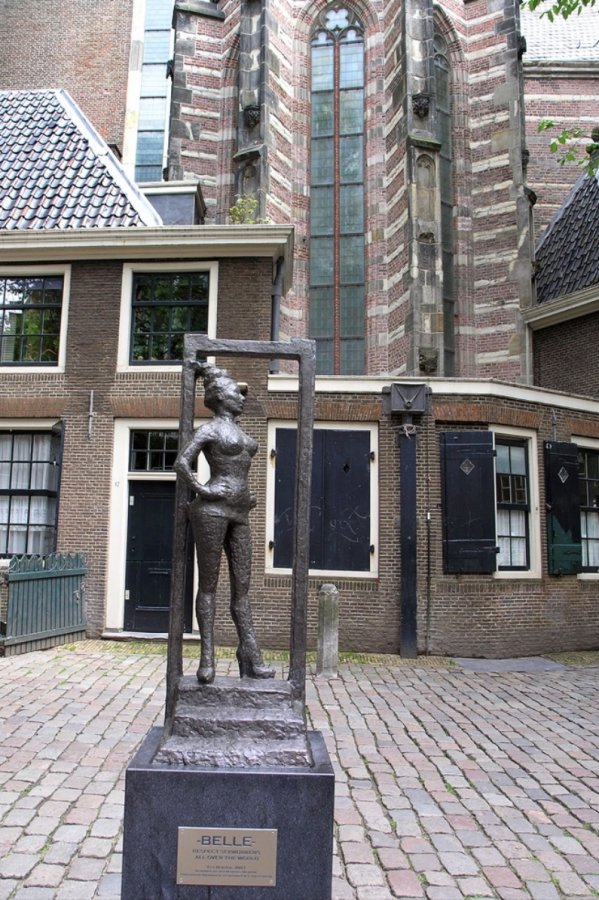 Sex_worker_statue_Oudekerksplein_Amsterdam.jpg