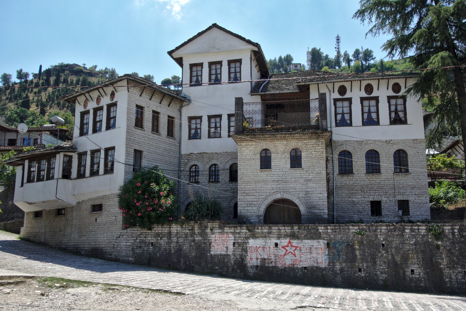 Gjirokastra_-_Enver_Hoxhas_Geburtshaus_und_Museum.jpg