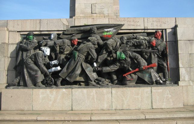 Soviet_army_monument_in_Sofia-11.jpg