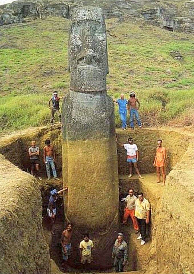 Estatua-desenterrada-en-Rano-Raraku-por-Thor-Heyerdahl.jpg