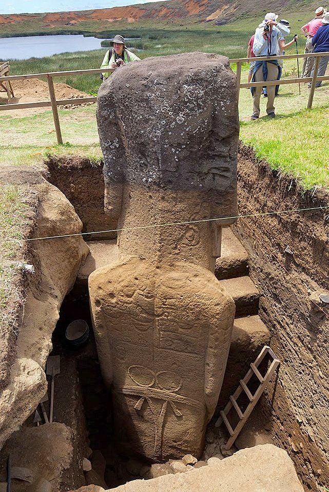 Grabados-en-la-espalda-de-un-moai-desenterrado-por-Jo-Anne-VanTilburg.jpg