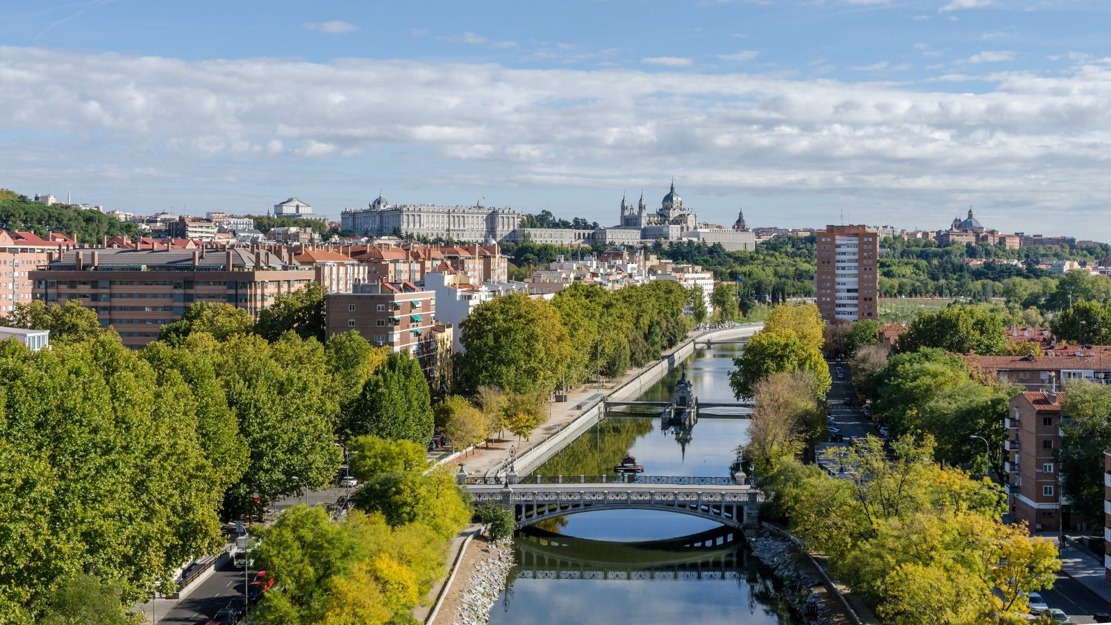 View_of_Madrid_and_Río_Manzanares_from_Téleferico_20111029_1.jpg