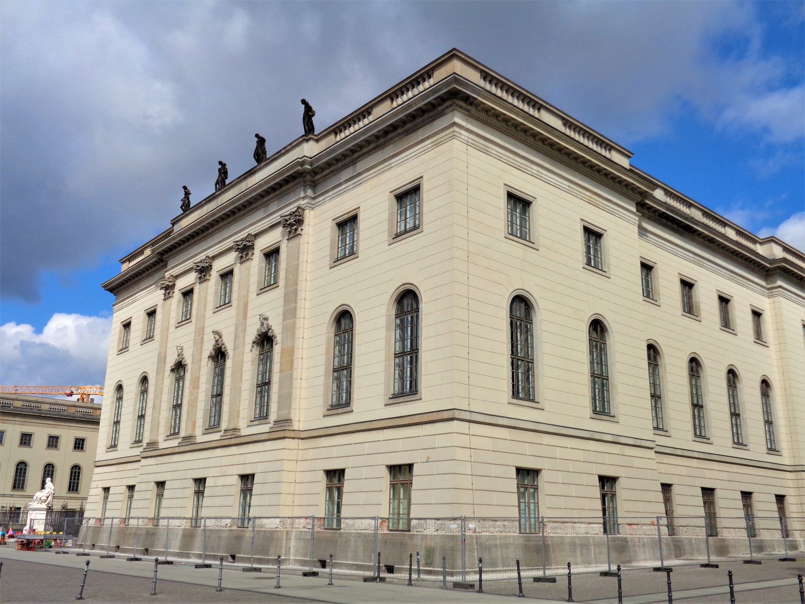 Berlin - Unter Den Linden 15 (Humboldt Universität).JPG