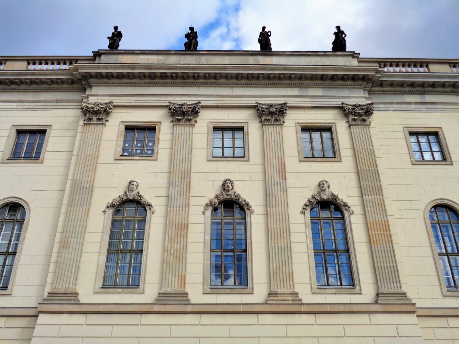 Berlin - Unter Den Linden 17 (Humboldt Universität).JPG