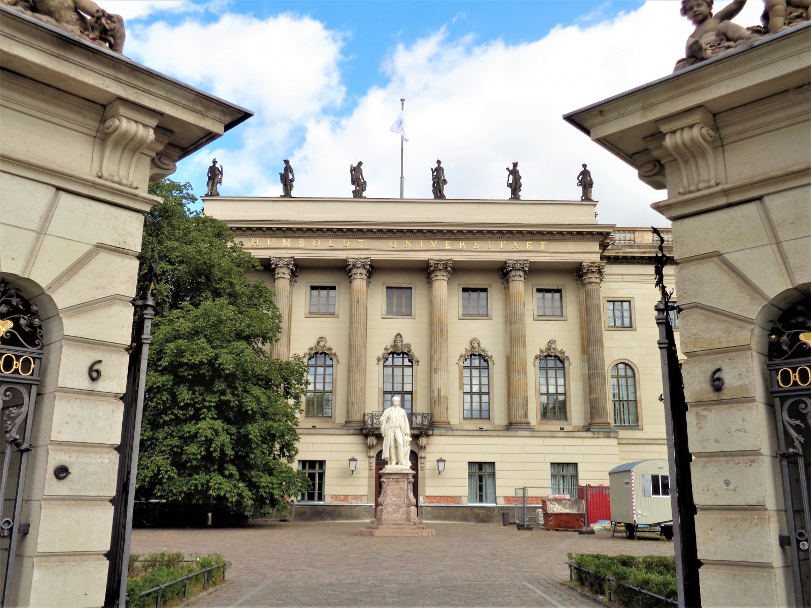 Berlin - Unter Den Linden 18 (Humboldt Universität).JPG