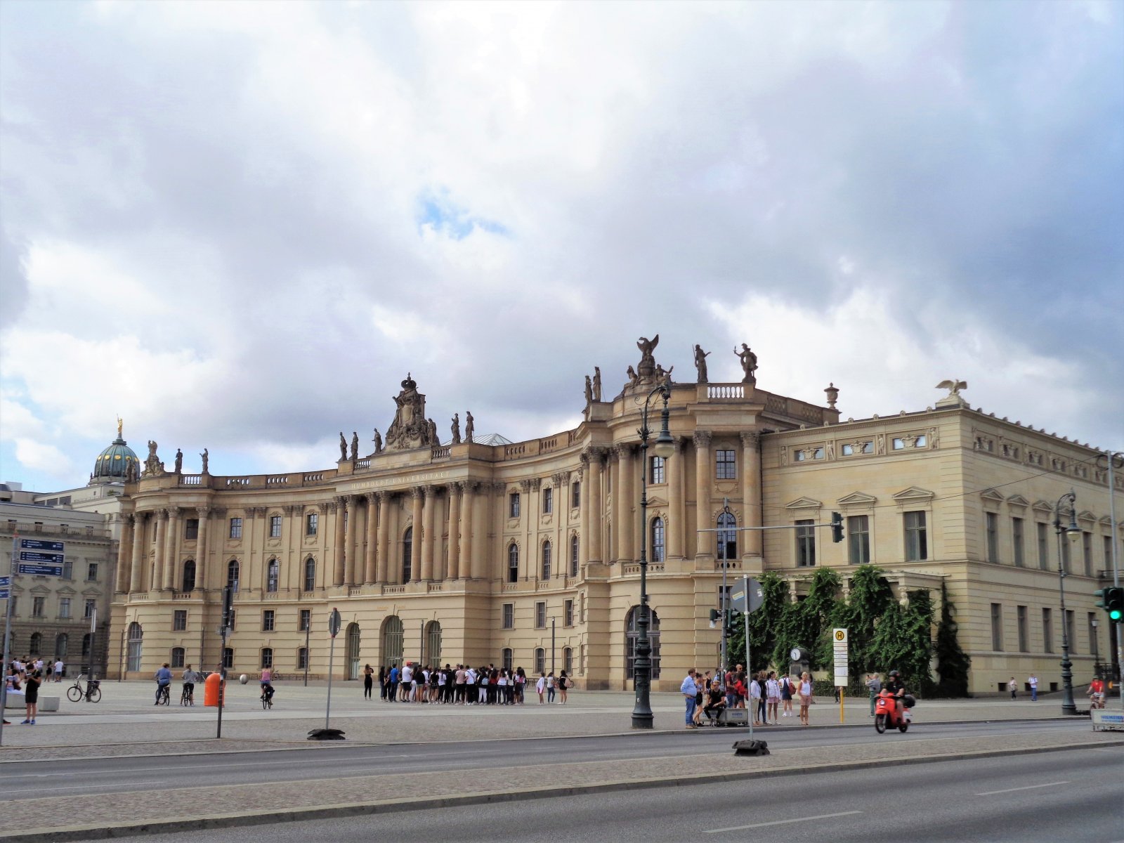 Berlin - Unter Den Linden 24 (Bebelplatz).JPG