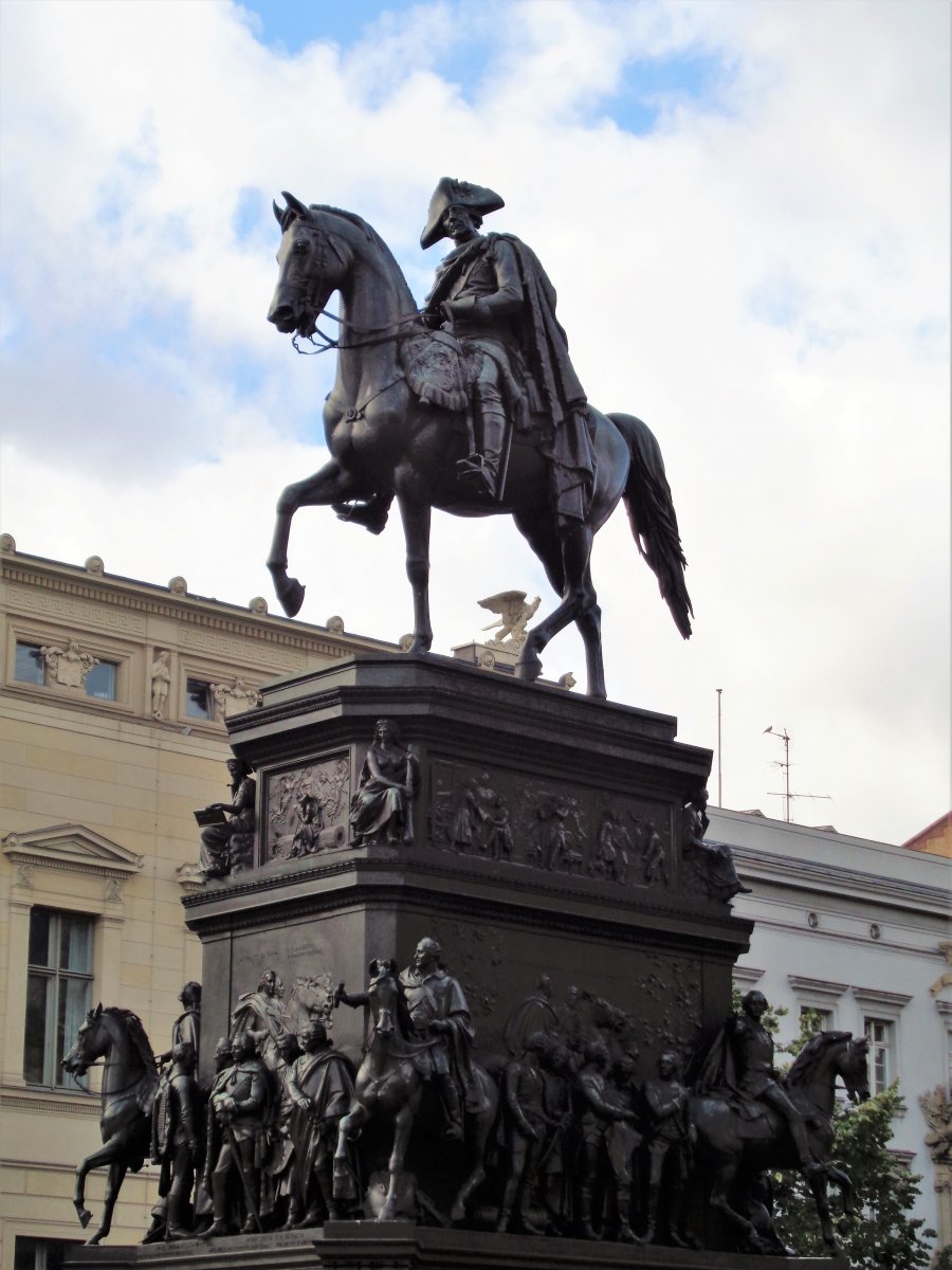 Berlin - Unter Den Linden 28 (Statue of  Friedrich II).JPG