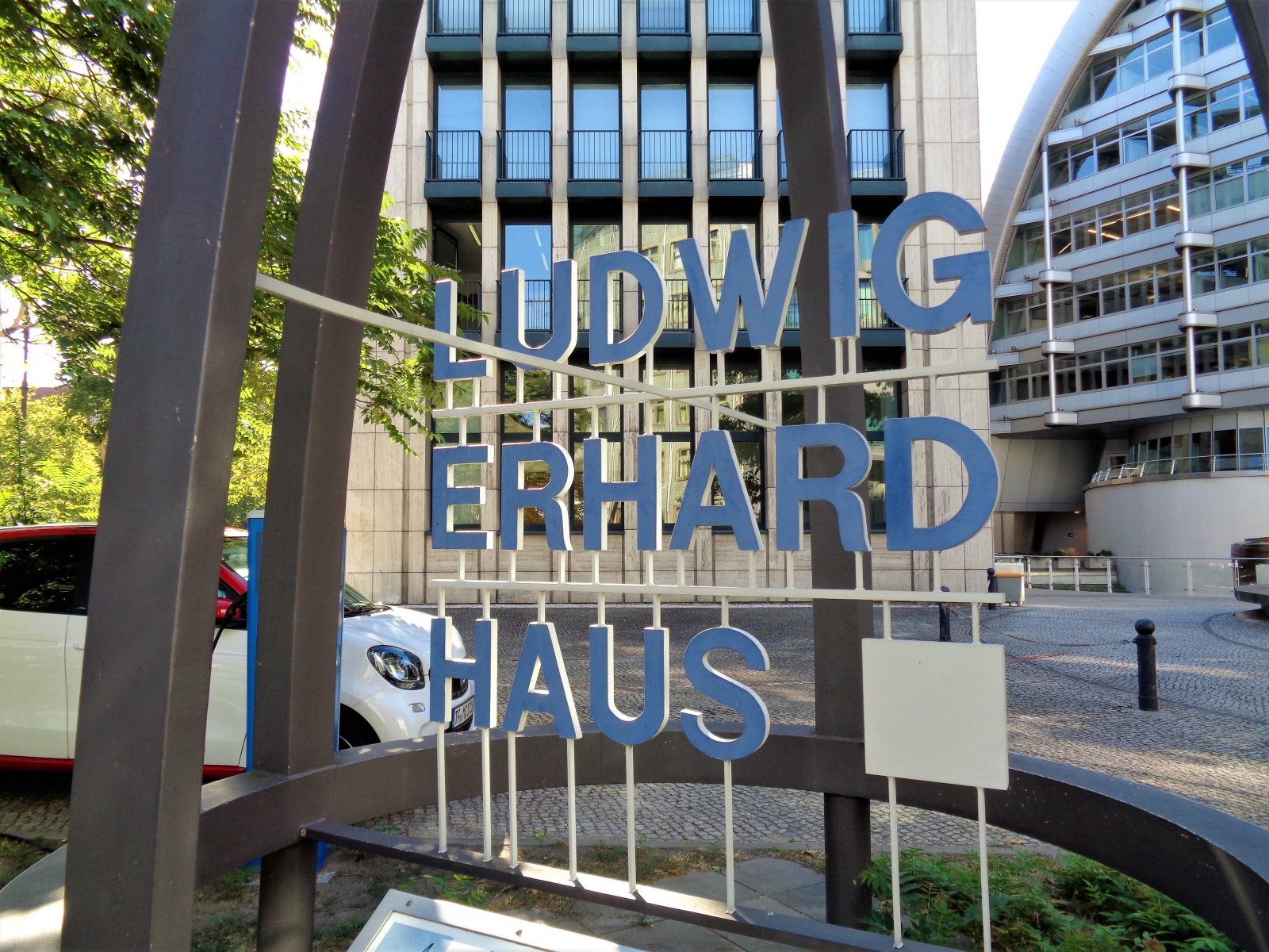 Berlin - Charlottenburg 21 (Ludwig Erhard Haus).JPG