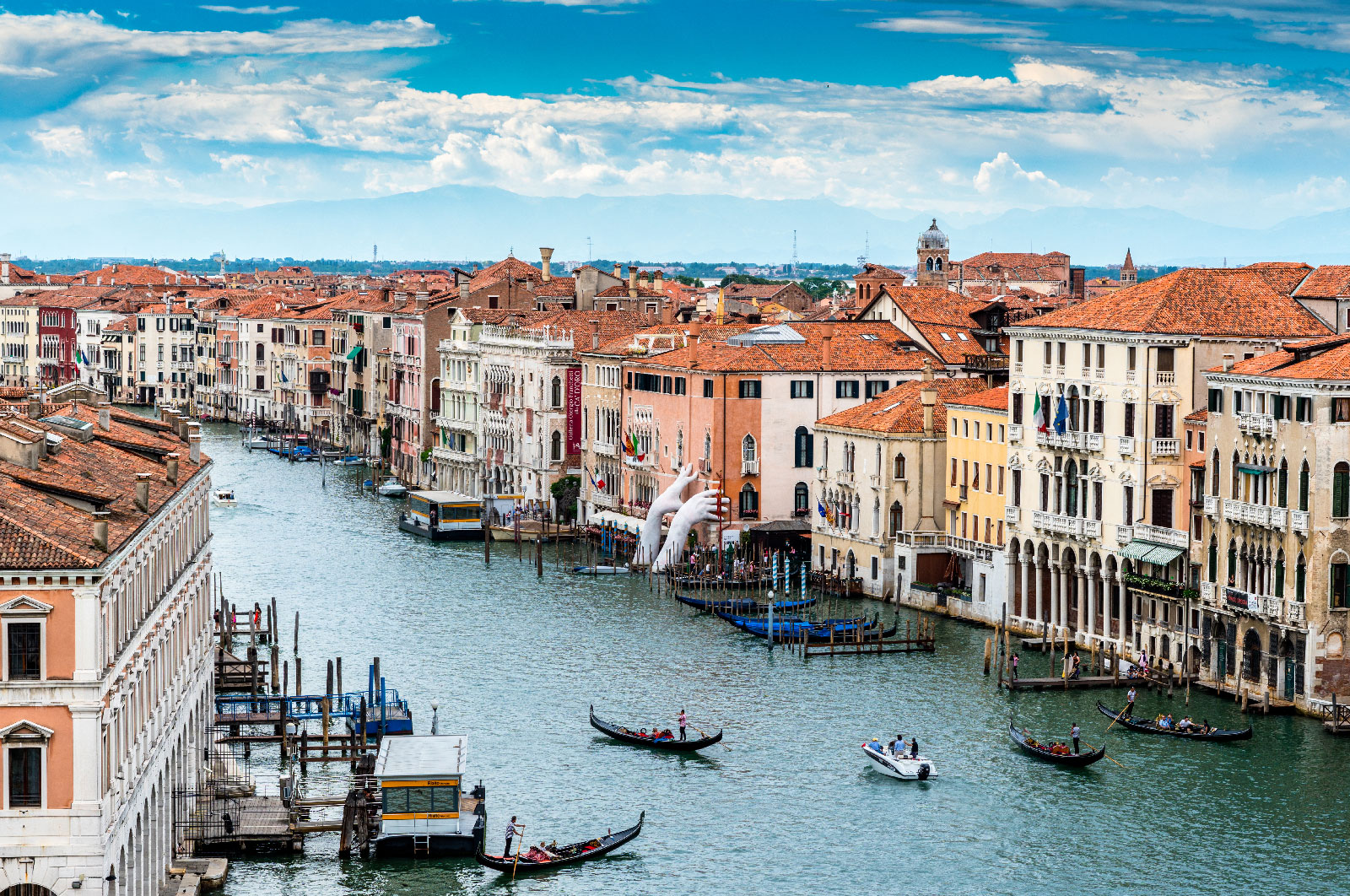 Grand-Canal-view-near-the-Rialto-bridge.jpg