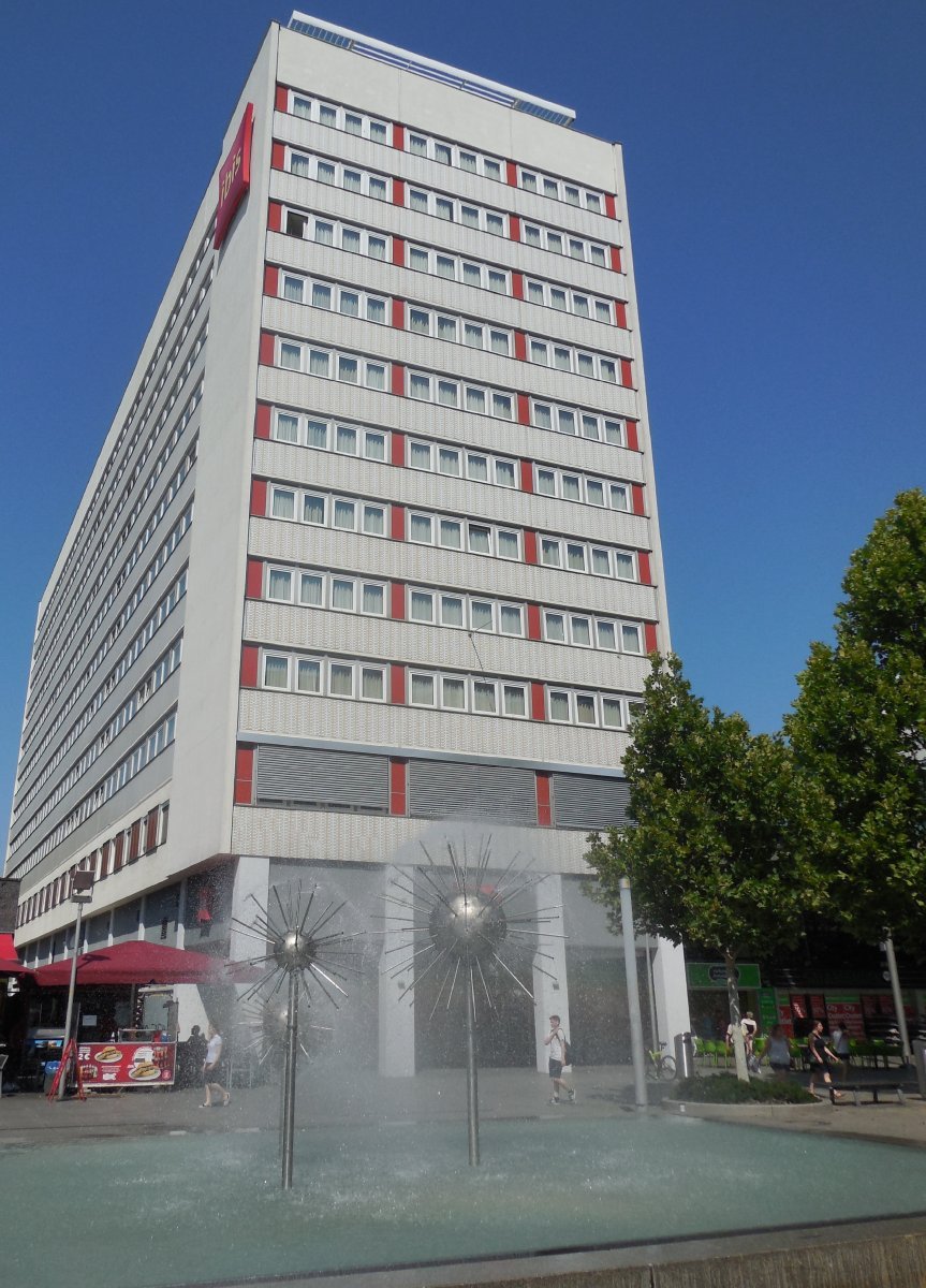 5. Hotel Ibis Dresden Bastei & Συντριβάνι Pusteblumenbrunnen.JPG