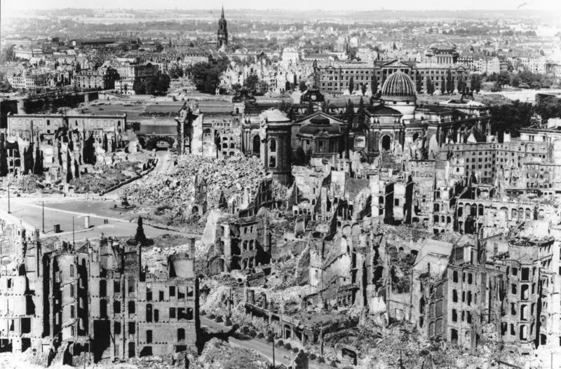 96. Bundesarchiv_Bild_146-1994-041-07,_Dresden,_zerstörtes_Stadtzentrum.jpg
