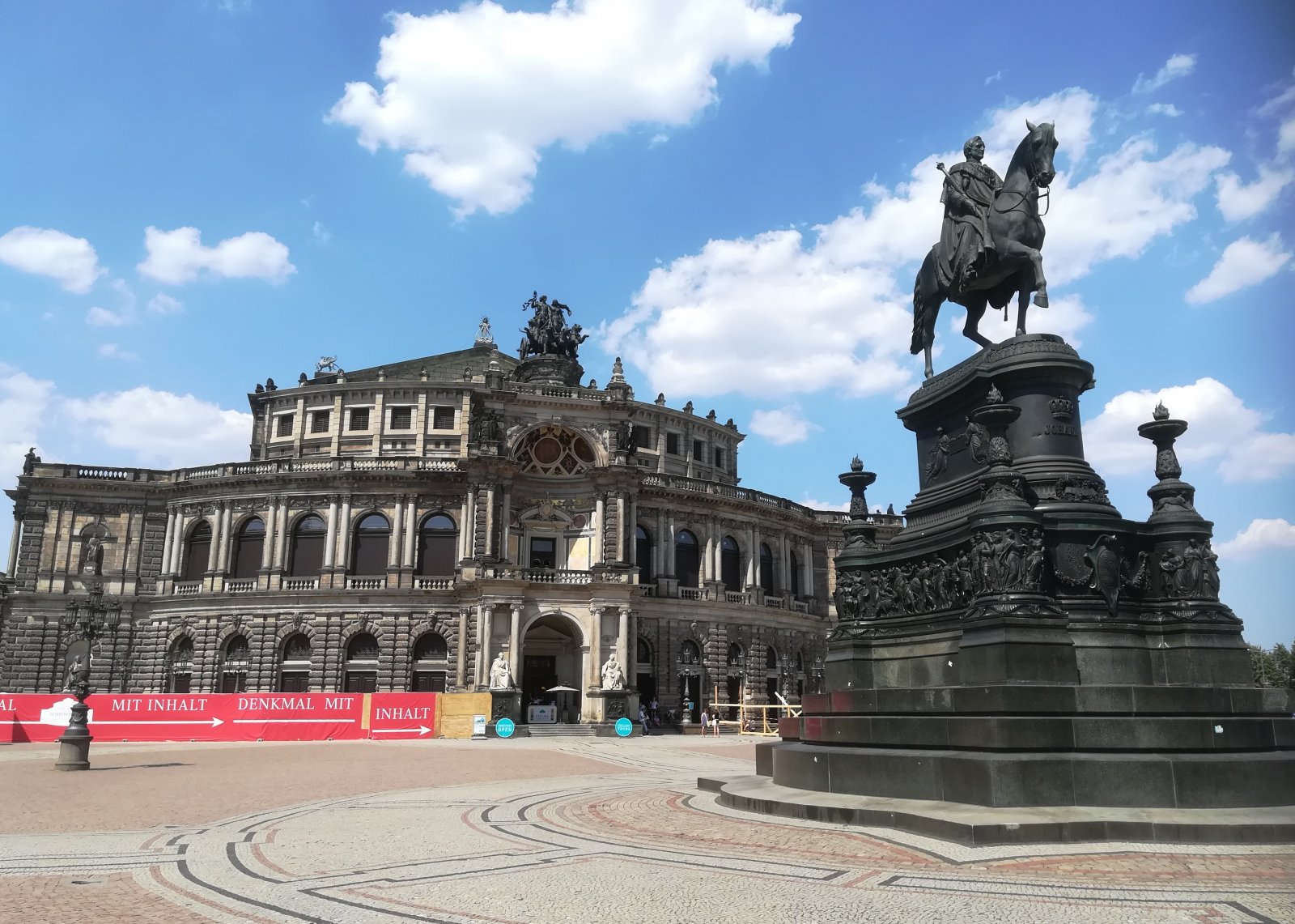 20. IMG_Theaterplatz - Όπερα (Semperoper) & Αγαλμα του Βασιλιά Johann της Σαξονίας.jpg