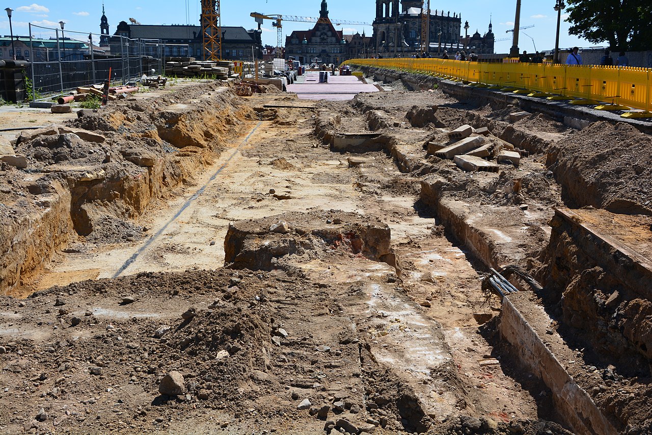 93. Augustusbrücke-Dresden_Juli_2018 from wikimedia commons.jpg