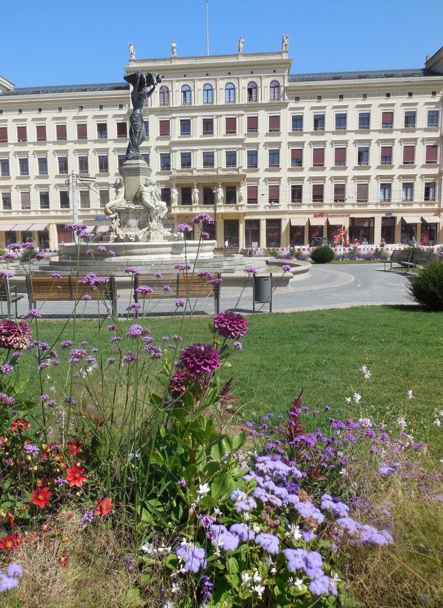 8. Postplatz - Fontanna Muschelminna & Old Hotel Victoria.JPG