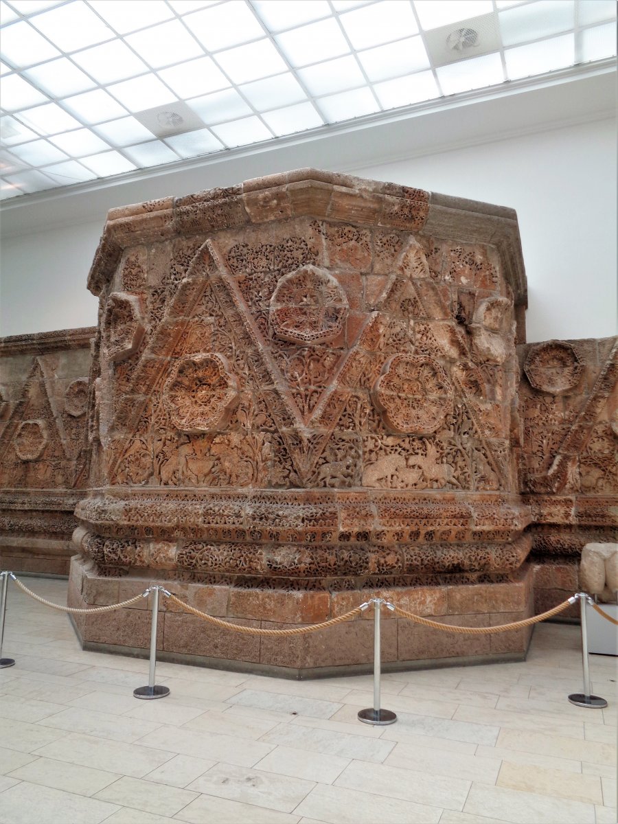 Berlin - Pergamon Museum 43 (Islamic Art - Mshatta Facade).JPG