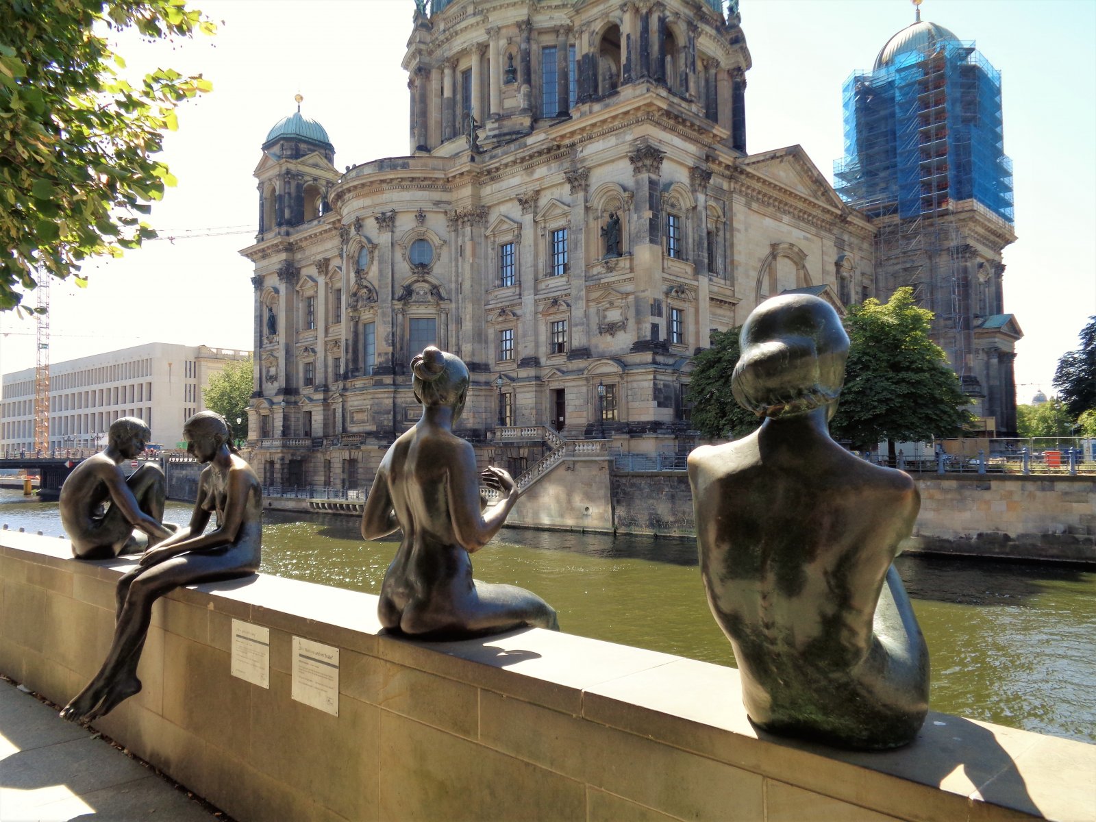 Berlin - Spree promenade 03 (Drei Mädchen und ein Knabe).JPG