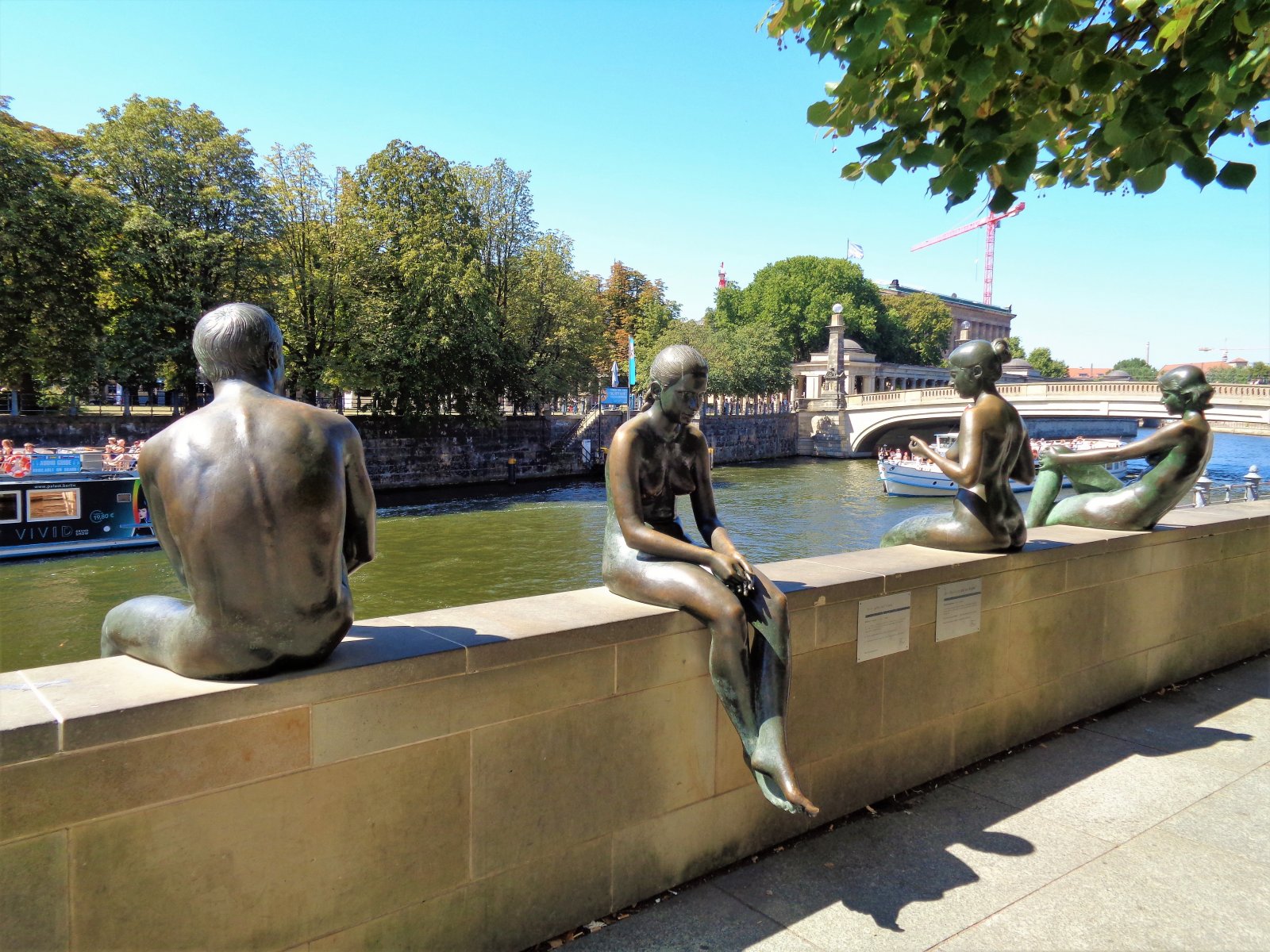 Berlin - Spree promenade 05 (Drei Mädchen und ein Knabe).JPG