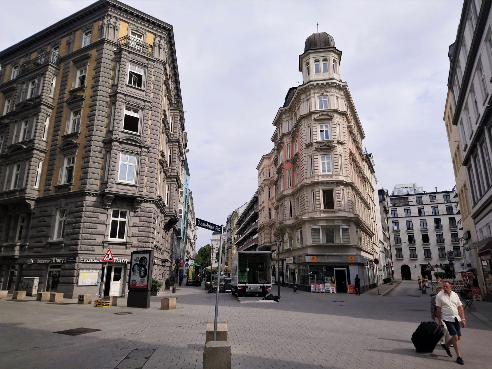 Hamburg - Colonnaden 01 (Gustav-Mahler Platz).JPG