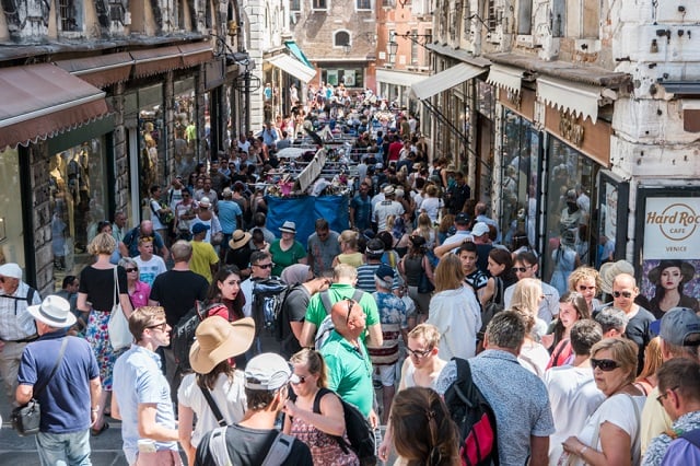 1500286586_venezia_autentica_mass_tourism_rialto.jpg