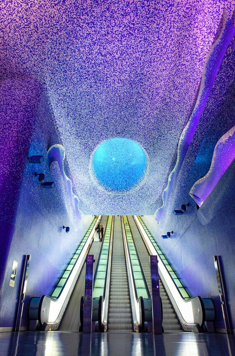 800px-Toledo_metro_station_(J).jpg