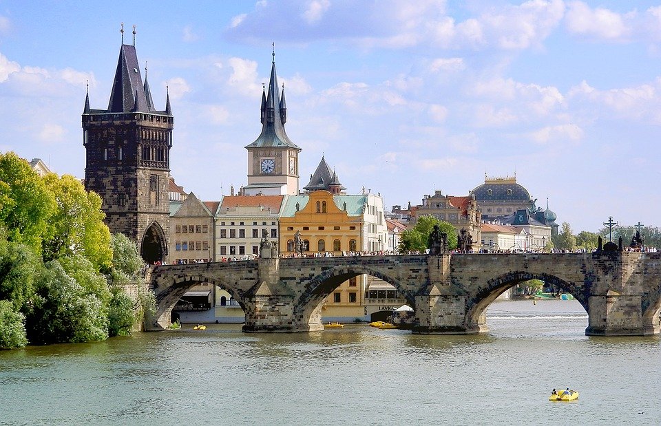 charles-bridge-3504485_960_720.jpg