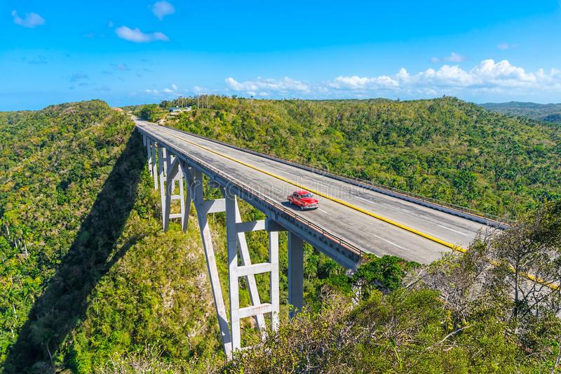 ponte-de-bacunayagua-mais-alta-em-cuba-que-divide-províncias-la-habana-e-matanzas-144750052.jpg