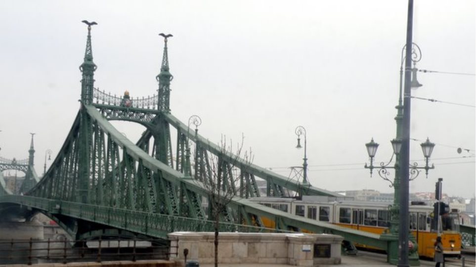 Reichsbrücke μετρο.jpg