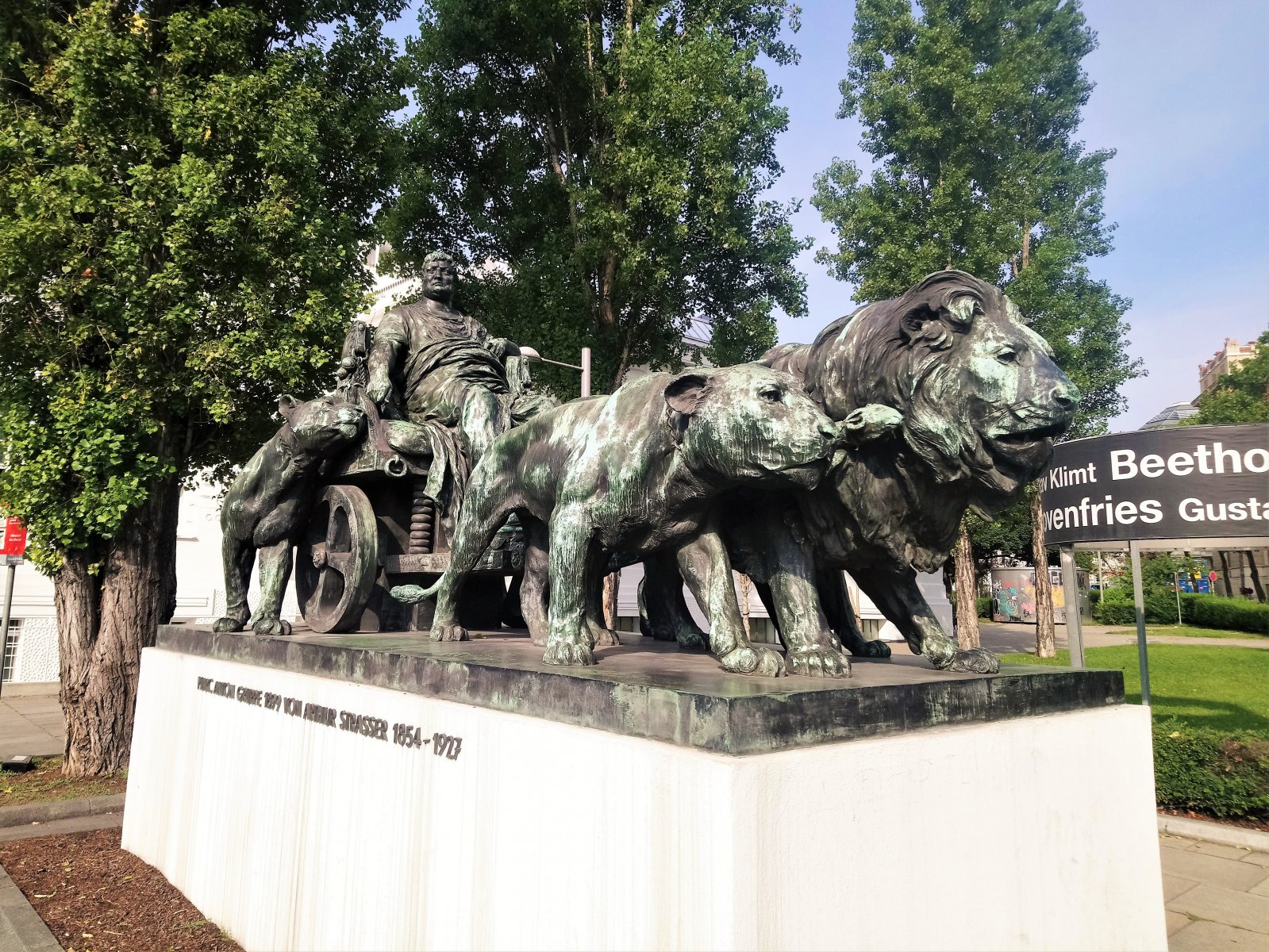 Vienna - Secession 4 (Mark Antony statue).JPG