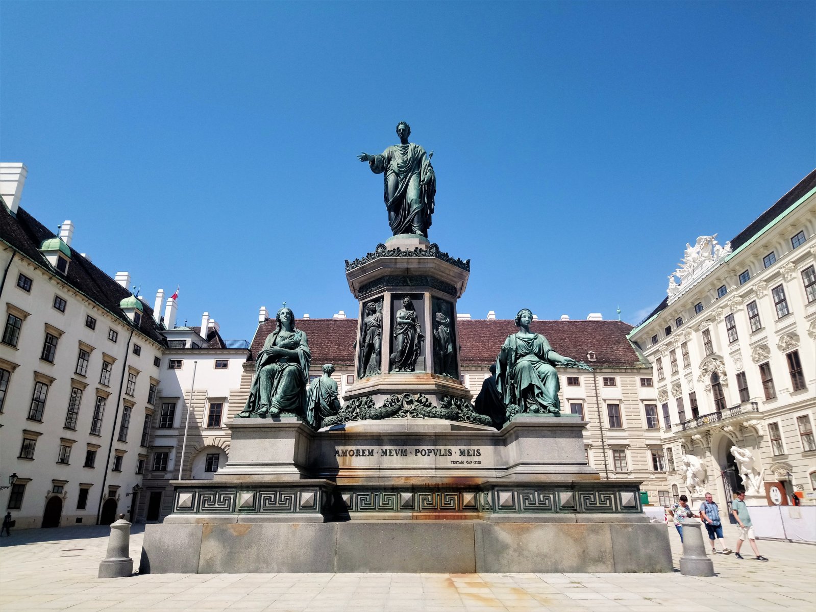 Vienna - Hofburg, Innerer Burghof.JPG