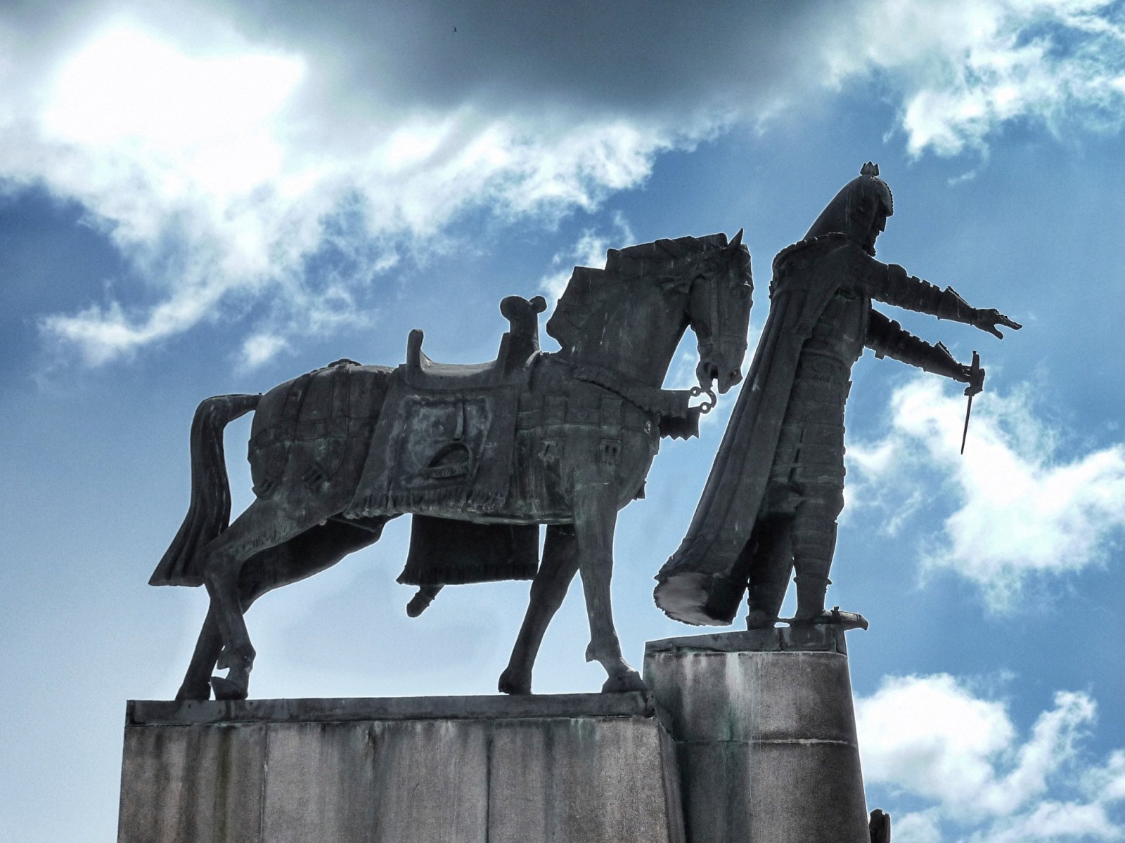 Statue_Of_Grand_Duke_Gediminas_Vilnius_(114085309).jpeg