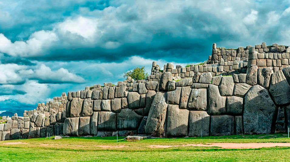 Fortaleza-Ceremonial-Sacsayhuamán-Cusco-perurail.jpg