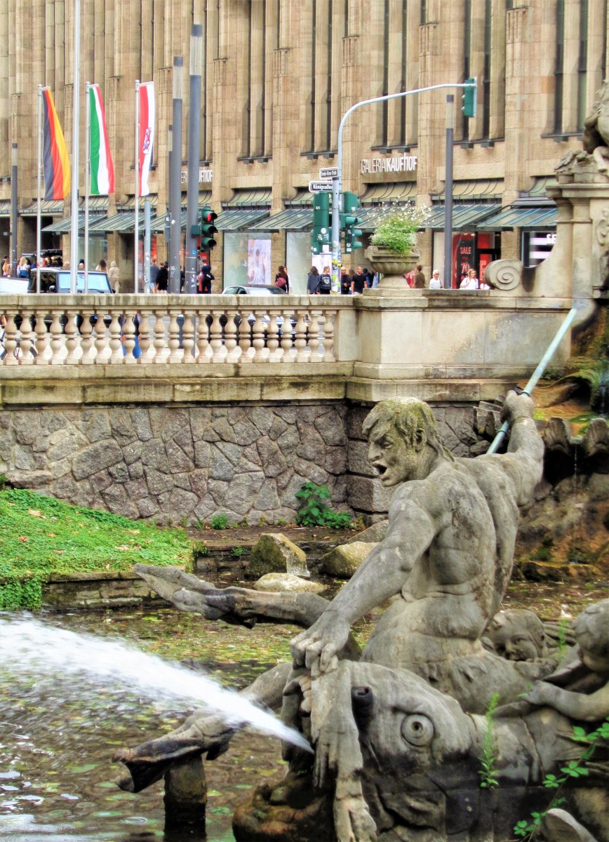 Düsseldorf - Stadtgraben 20 (Tritonenbrunnen).JPG