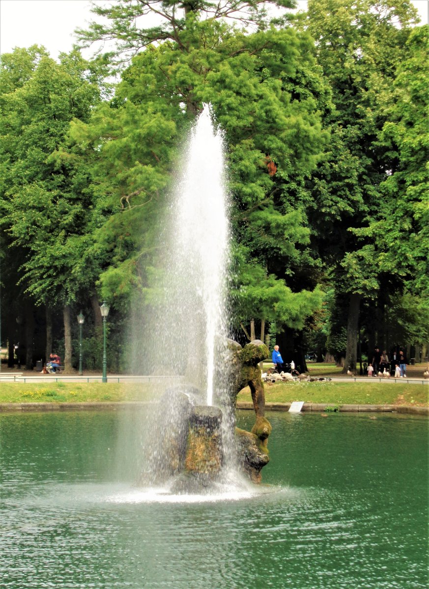 Düsseldorf - Hofgarten 10 (Fontäne Gröner Jong).JPG