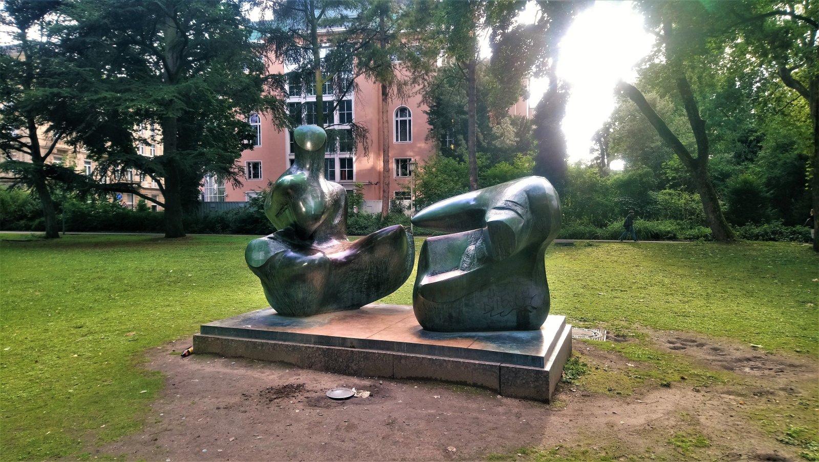 Düsseldorf - Hofgarten 20 (Henry-Moore-Plastik).JPG