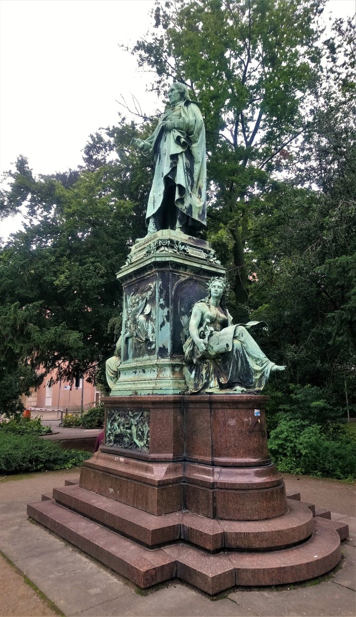 Düsseldorf - Hofgarten 22 (Peter von Cornelius monument).JPG