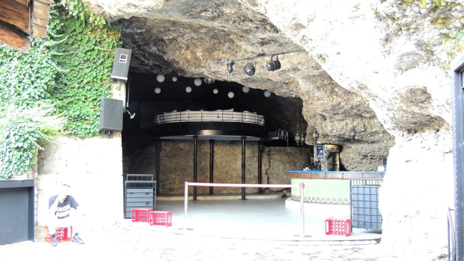 Mostar - μπαρ σπηλιά.JPG