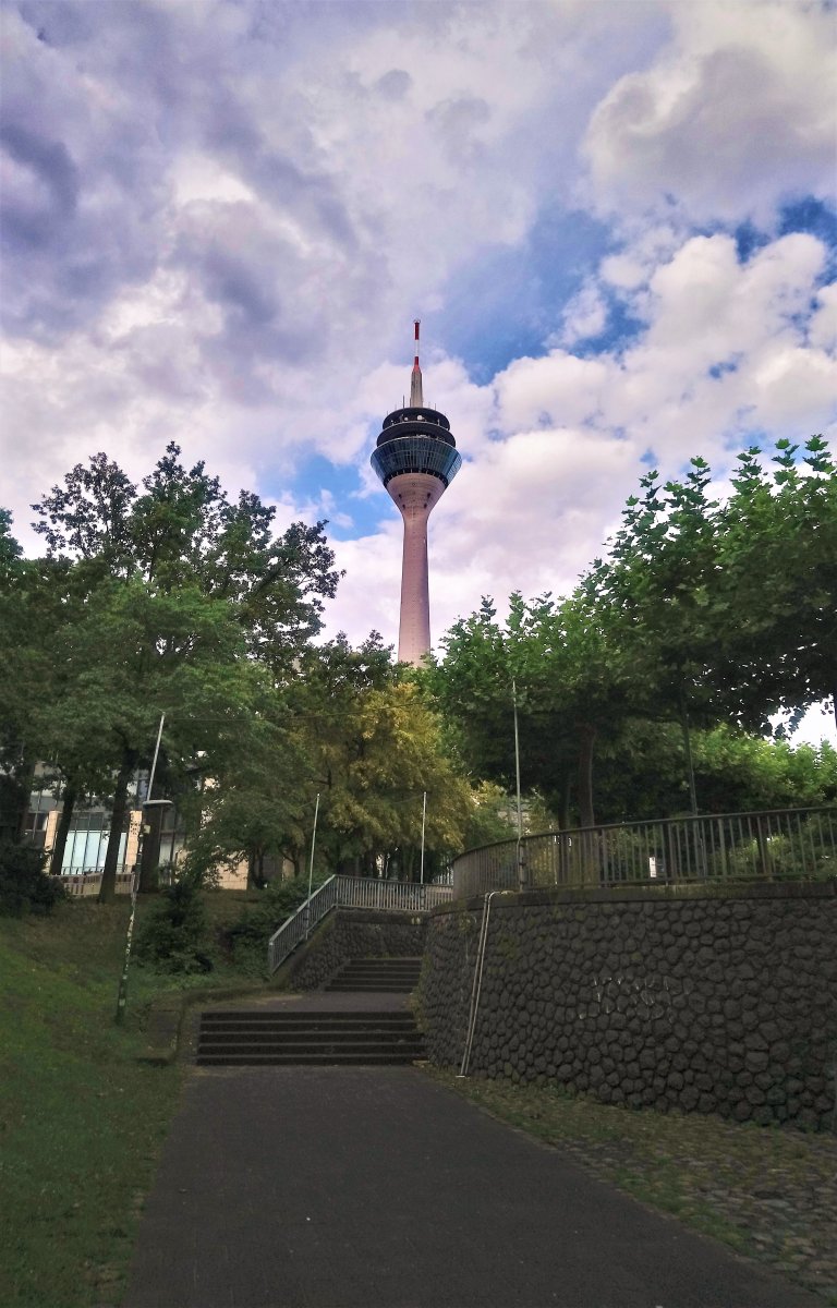 Düsseldorf - Rhine Tower 01.JPG
