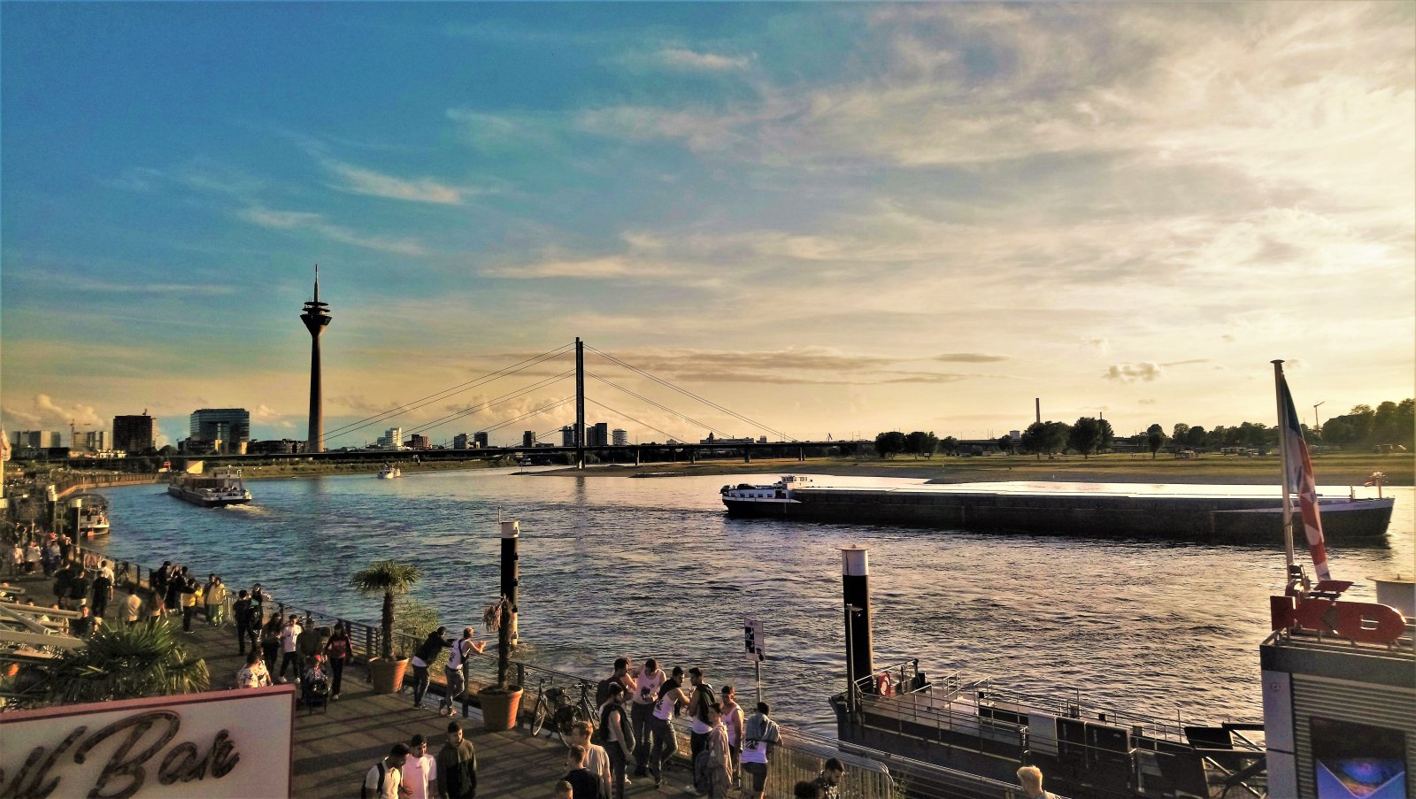 Düsseldorf - Rheinpromenade 02.JPG